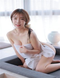 钟宝爱,和老板在公司站着打扑克